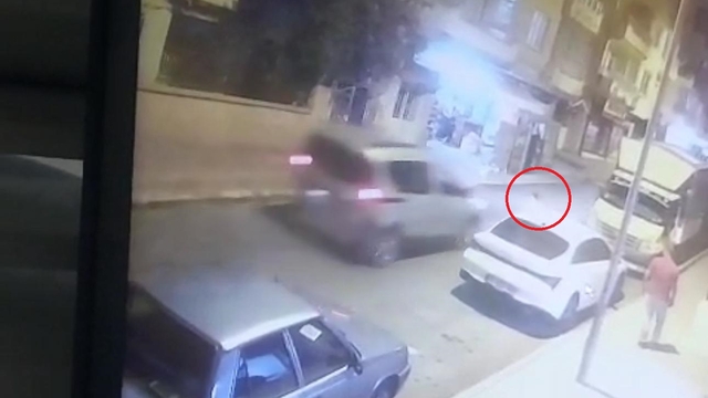 Yola fırlayan çocuğa hafif ticari araç çarptı; kaza kamerada