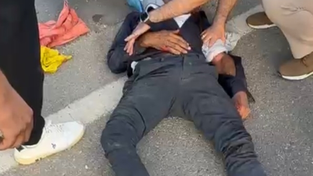 Kazada yaralanan motosiklet sürücüsüne ilk müdahaleyi yoldan geçen doktor yaptı