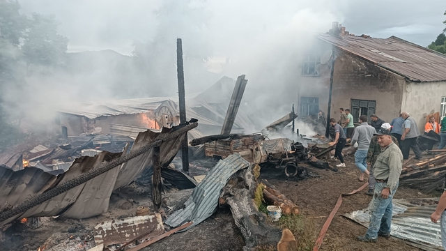 Samsun'da çıkan yangın bir ev ve ahırda hasara yol açtı