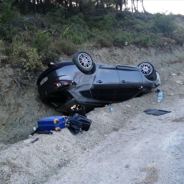 Bilecik'te devrilen otomobilin sürücüsü yaralandı