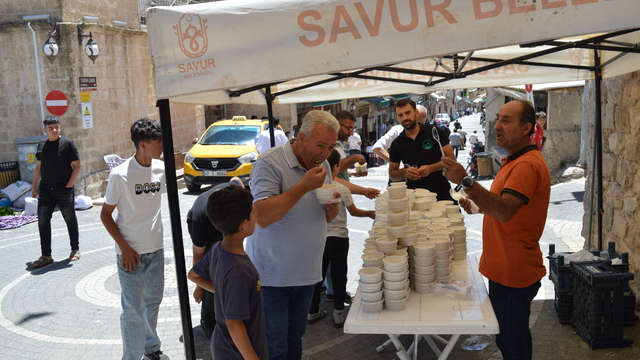 Savur'da vatandaşlara aşure ikram edildi
