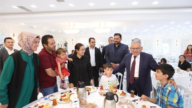 Başkan Büyükkılıç, yetim ve özel çocuklarla kahvaltıda buluştu
