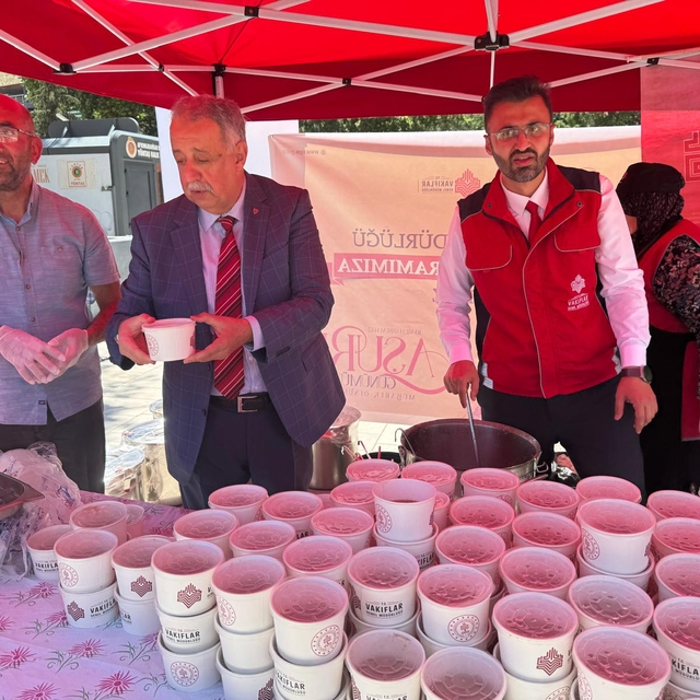 Afyonkarahisar'da vatandaşlara aşure dağıtıldı