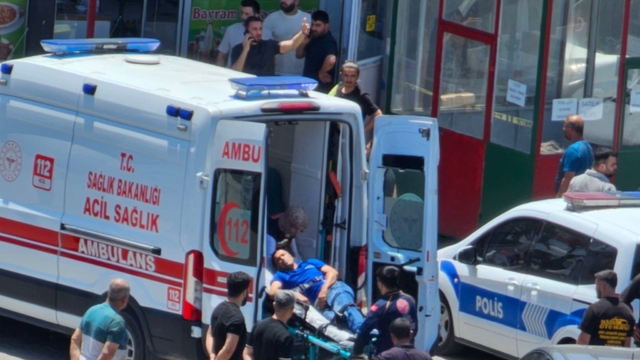 2 kardeşin silahlı çatışmasında dönercide oturan uzman çavuş ile iş yeri çalışanı yaralandı