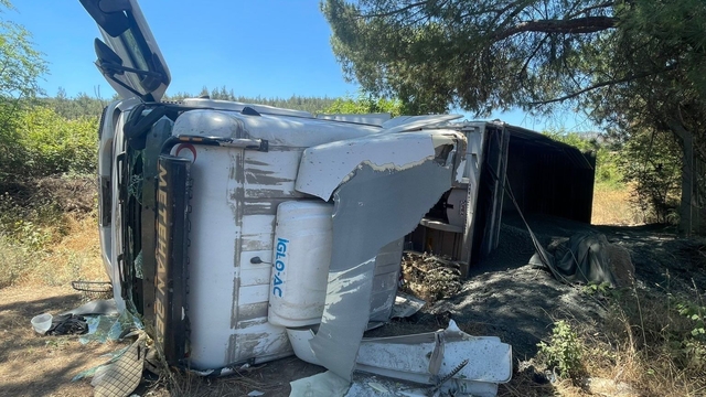 Bilecik'te tırın devrildiği kazada 2 kişi yaralandı