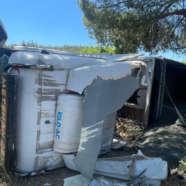 Bilecik'te tırın devrildiği kazada 2 kişi yaralandı