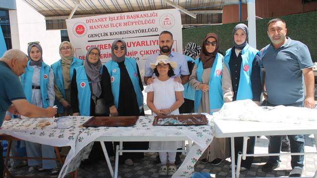 Manyas'ta aşure ikram edildi
