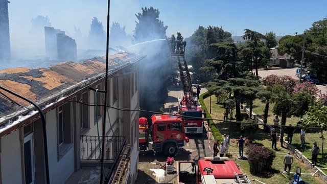 Bandırma'da Koyunculuk Araştırma Enstitüsünün çatısında çıkan yangın söndürüldü