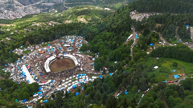 Artvin'de "44. Kafkasör Kültür, Turizm ve Sanat Festivali" boğa güreşleriyle devam etti