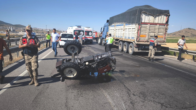 TIR'ın çarptığı traktör ikiye bölündü: 2 yaralı