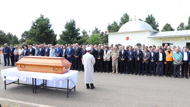 Cumhurbaşkanı Yardımcısı Yılmaz'ın vefat eden yeğeni Bingöl'de toprağa verildi
