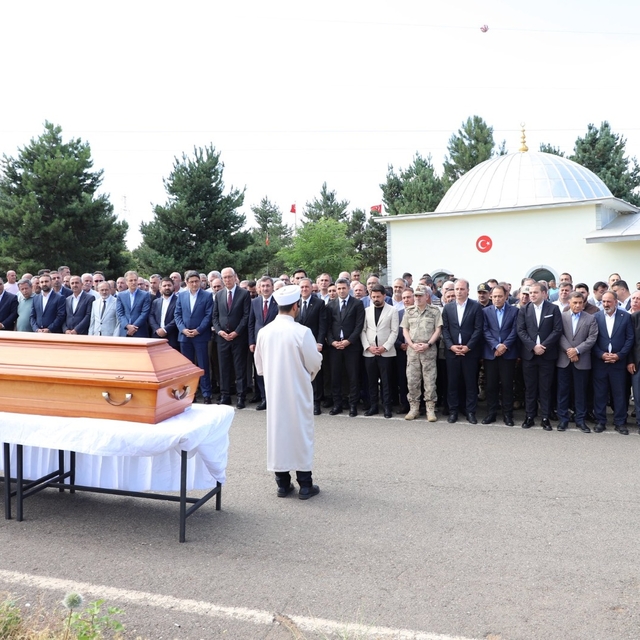Cumhurbaşkanı Yardımcısı Yılmaz'ın vefat eden yeğeni Bingöl'de toprağa veri...