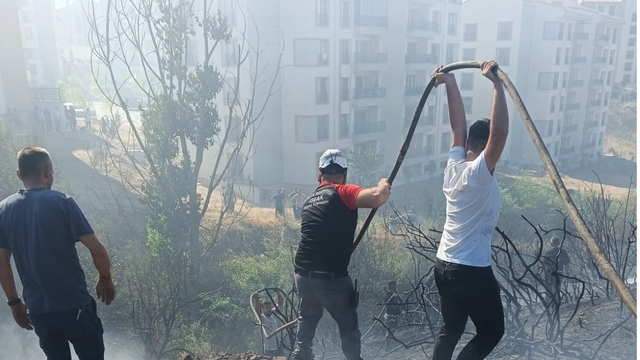 Gebze'de 3 dönümlük otluk yandı; depo olarak kullanılan ev de küle döndü