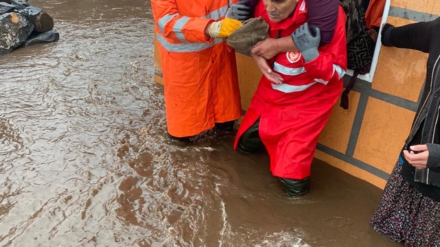 Sağanak yağmurun yıktığı evde mahsur kalan kadın kurtarıldı