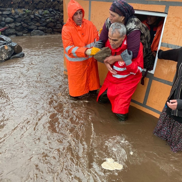 Sağanak yağmurun yıktığı evde mahsur kalan kadın kurtarıldı