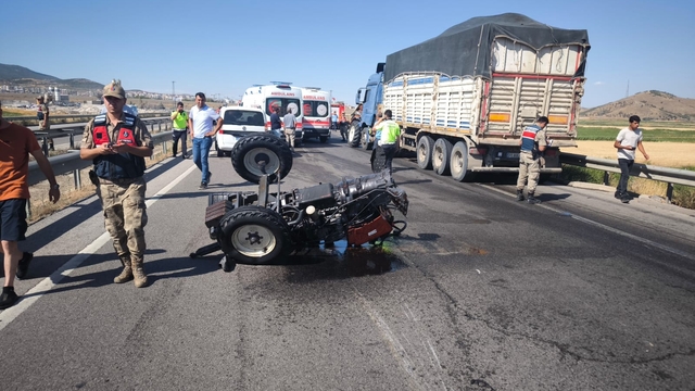 Gaziantep'te tırla çarpışan traktördeki 2 kişi yaralandı