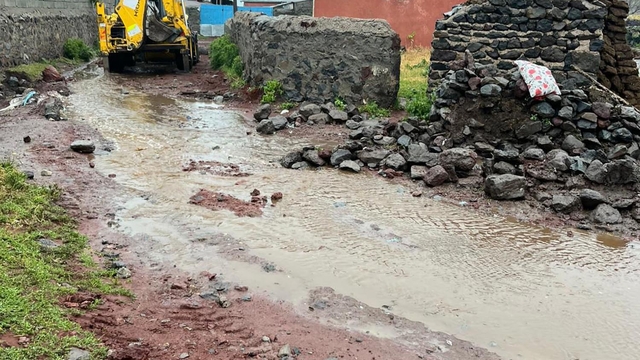 Sağanak yağmurun yıktığı evde mahsur kalan kadın kurtarıldı (2)