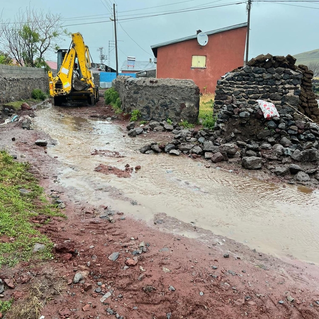 Sağanak yağmurun yıktığı evde mahsur kalan kadın kurtarıldı (2)