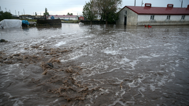 Kars'ta sel suları nedeniyle ev, ahır ve araçlar zarar gördü