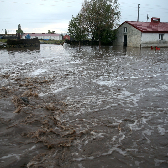 Kars'ta sel suları nedeniyle ev, ahır ve araçlar zarar gördü