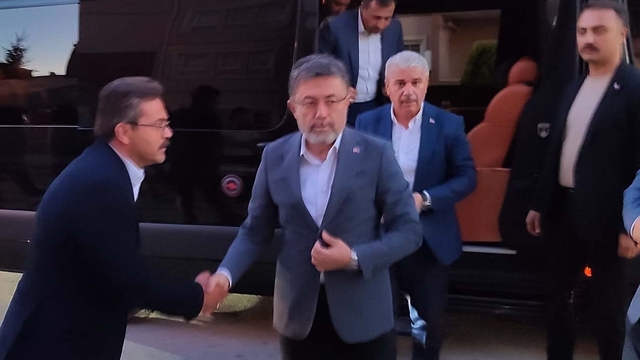 Bakan Yumaklı, şehit dozer operatörünün ailesini ziyaret etti