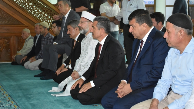 Diyanet İşleri Başkanı Erbaş Şırnak'ta, orman yangınlarının sona ermesi için dua etti