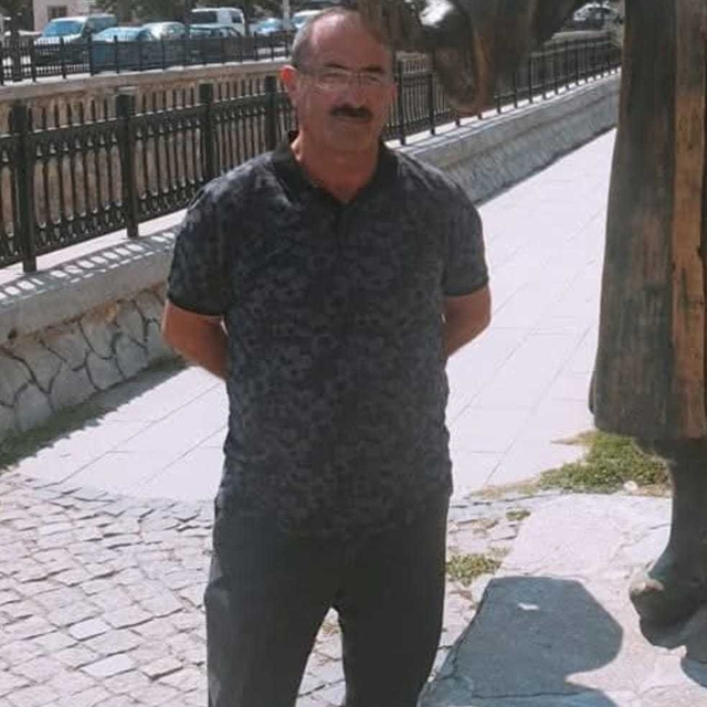 Devrilen iş makinesinin altında kalan operatör öldü