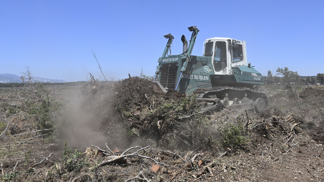 İş makinesi operatörleri yangına karşı ön safta alevlerle savaşıyor