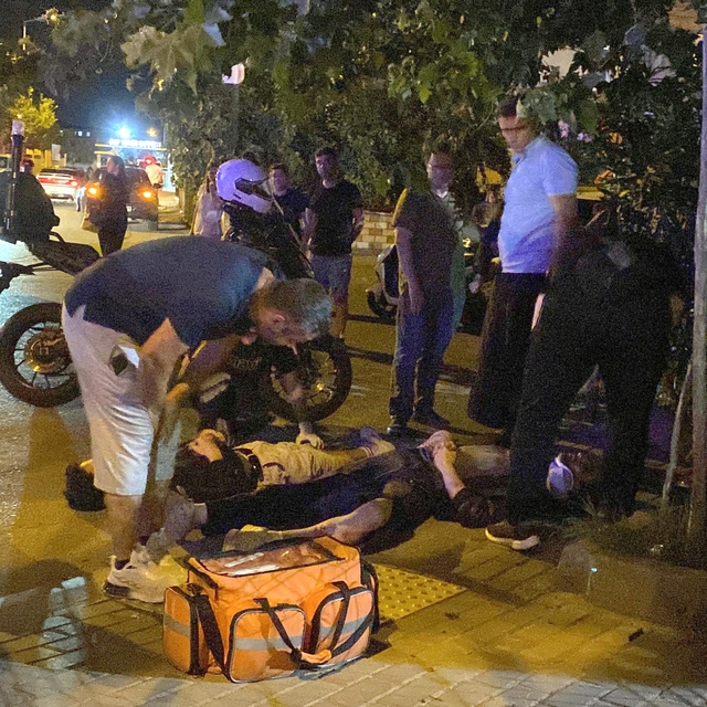 Polisten kaçan sürücünün kullandığı motosiklet otomobille çarpıştı; 2 yaral...