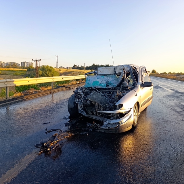 Tekirdağ'da pikaba arkadan çarpan otomobilin sürücüsü öldü