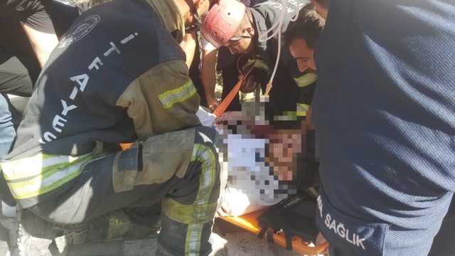 Aydınlatma direğine çarpan otomobil, kaldırımda asılı kaldı; sürücü yaralandı