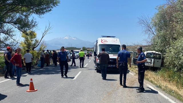 Kayseri'de iki hafif ticari aracın karıştığı kazada 1 kişi öldü, 8 kişi yaralandı