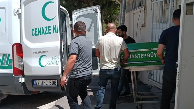 Gaziantep'te TIR'ın çarptığı traktördeki baba öldü, oğlu yaralandı