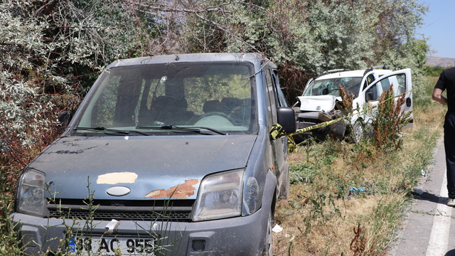 Hafif ticari araç, park halindeki araca çarptı; 1 ölü, 8 yaralı