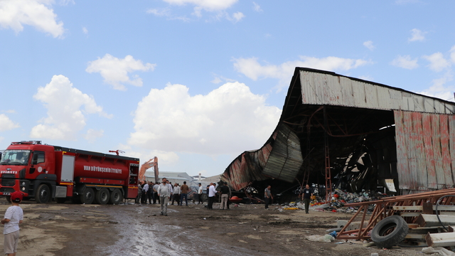 Van'da Hurdacılar Sitesi'nde yangın kontrol altına alındı (2)
