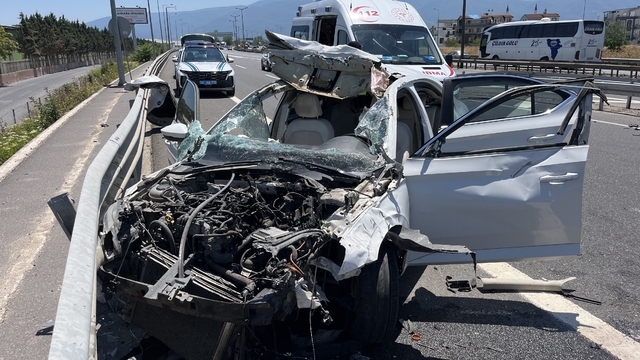 Bariyere çarpan otomobil hurdaya döndü: 4 yaralı