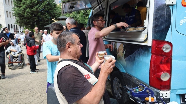 Canik Belediyesi vatandaşlara aşure ikramında bulundu