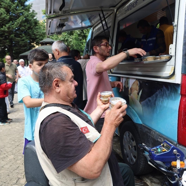 Canik Belediyesi vatandaşlara aşure ikramında bulundu