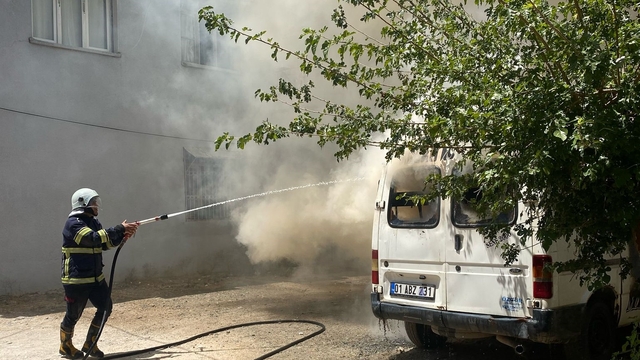 Adana'da park halindeki minibüs yandı