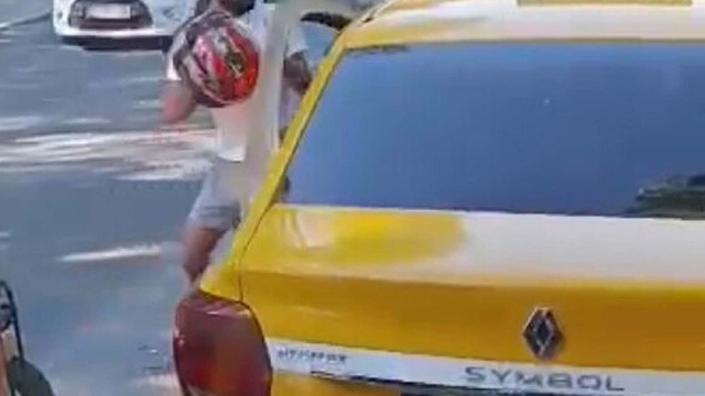 İzmir'de trafikte kasklı, tekmeli ve yumruklu kavga kamerada