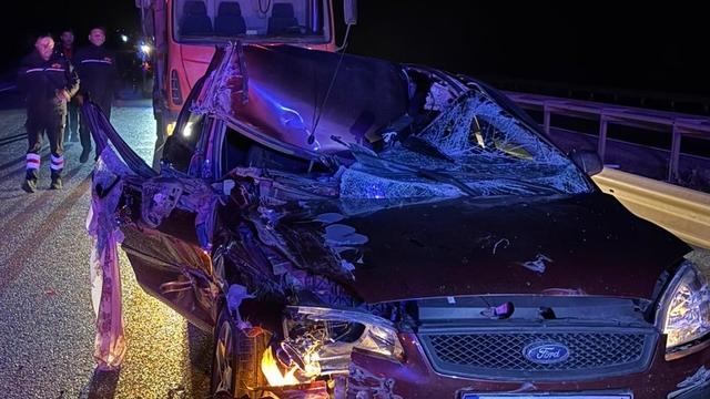 Afyonkarahisar'da otomobil ile tırın çarpıştığı kazada 4 kişi yaralandı