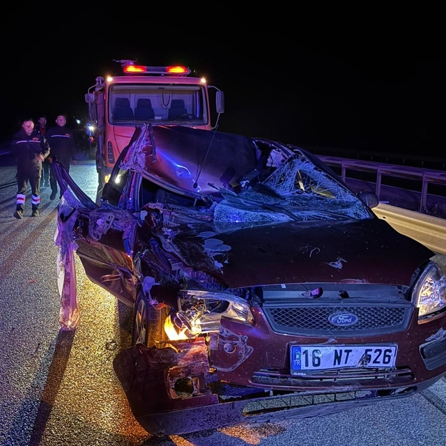 Afyonkarahisar'da otomobil ile tırın çarpıştığı kazada 4 kişi yaralandı