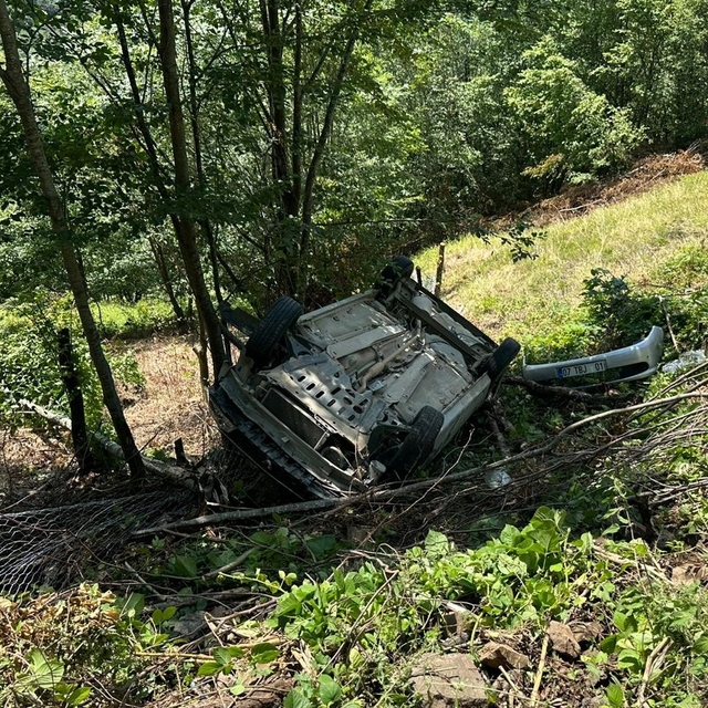 Samsun'da devrilen otomobildeki 2 kişi yaralandı