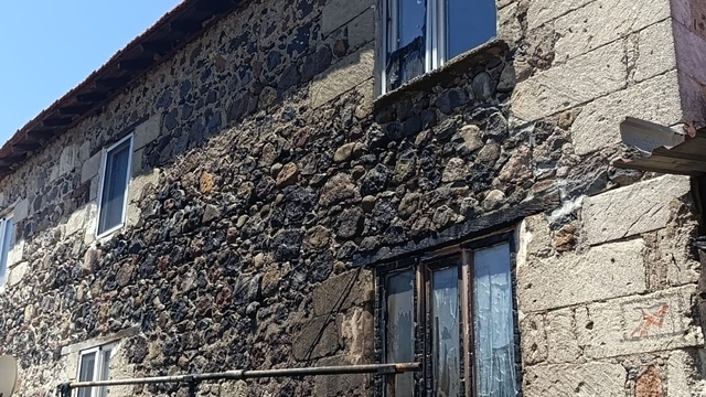 Çanakkale'de alev alan otomobil ve motosiklet kullanılamaz hale geldi