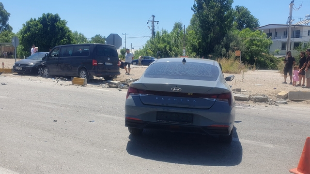 Antalya'da üç aracın karıştığı kazada 5 kişi yaralandı