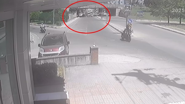 Yalova'da vinç yüklü TIR alt geçitte sıkıştı; kaza kamerada