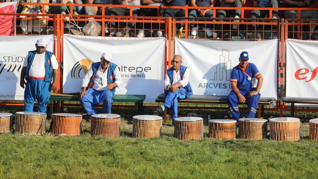 Kırkpınar'da şehitler için güreşlere eşlik eden davul ve zurna susturuldu