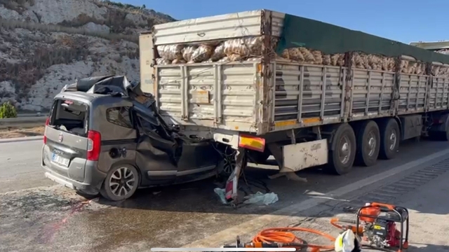 Mersin'de hafif ticari araç, önündeki TIR'a çarptı: Aynı aileden 5 kişi öldü, 1 kişi yaralı (2)- Yeniden