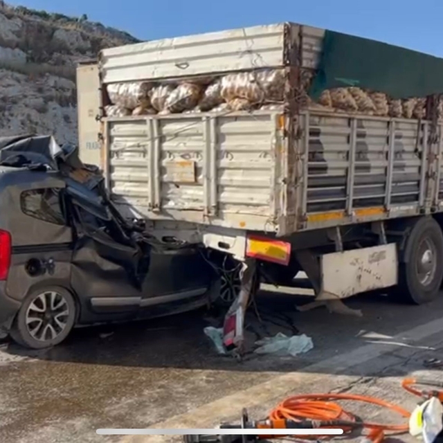 Mersin'de hafif ticari araç, önündeki TIR'a çarptı: Aynı aileden 5 kişi öld...