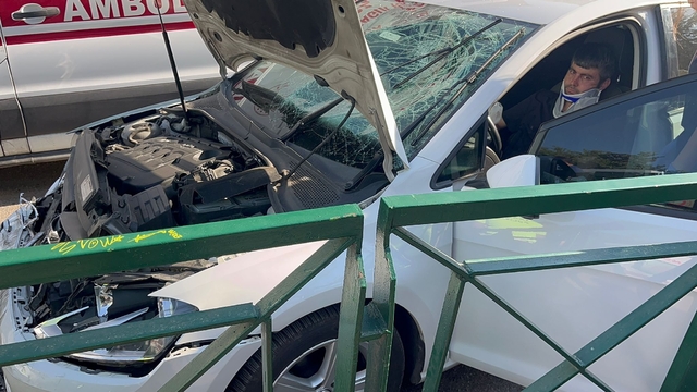 Otomobil, park halindeki polis aracına çarptı: 1'i polis 2 yaralı